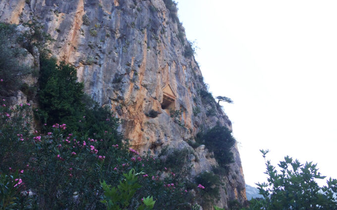 gavur evi kaya mezari